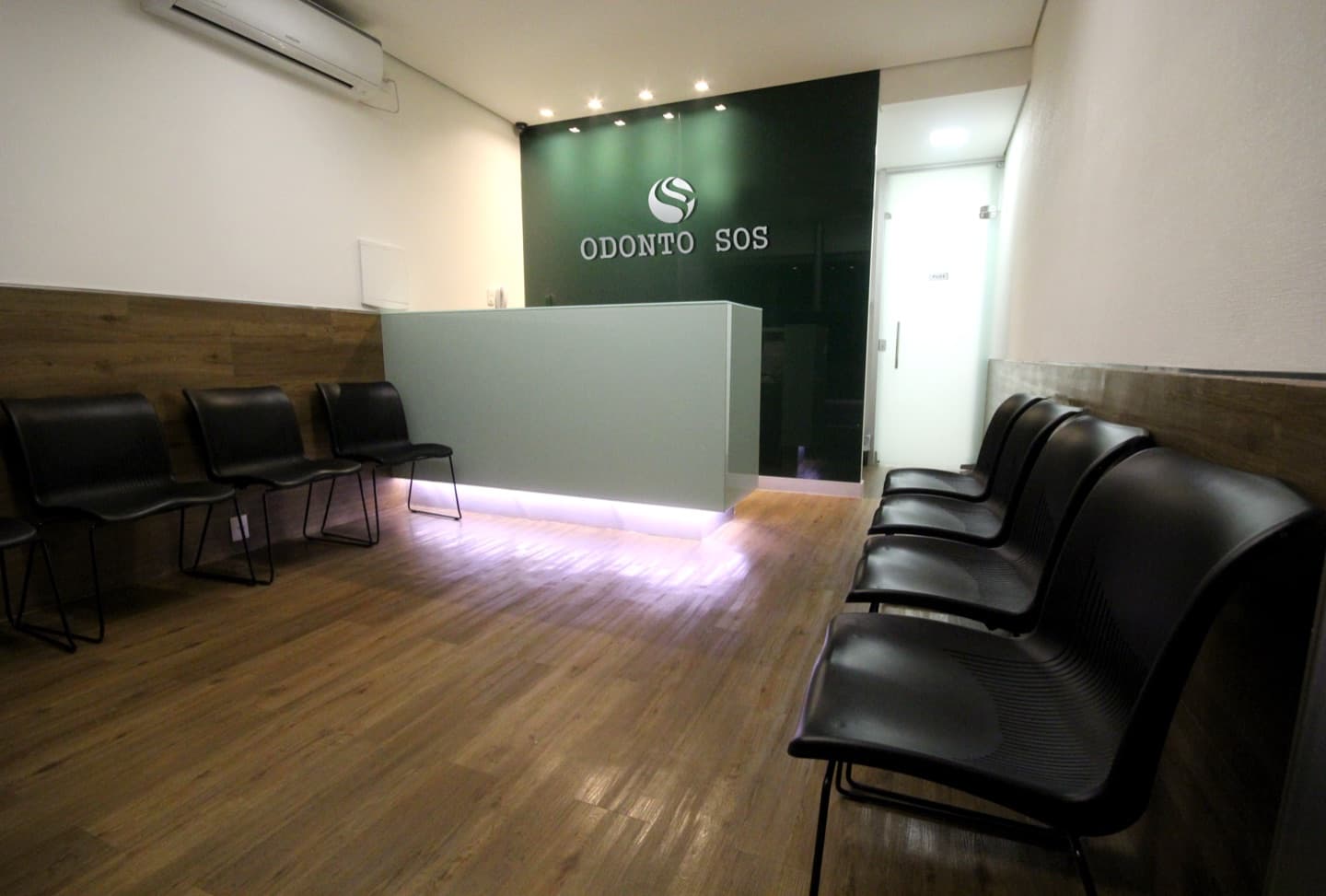 Recepção da Odonto SOS em Belo Horizonte, com balcão de atendimento e sala de espera